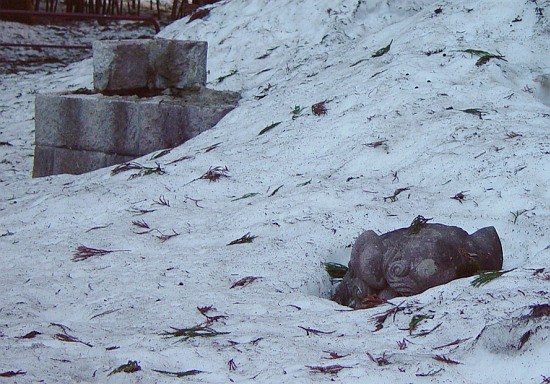 雪に埋もれた狛犬
