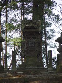 西郷神社の奥に見える怪しいシルエット