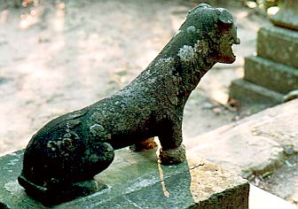 陰陽神社のウナギ犬狛犬
