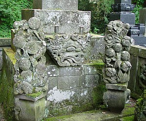鈴木家の墓、内部